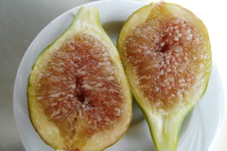 Lédús 'Brunswick' fajta füge - ficus carica - tányéron, félbevágva